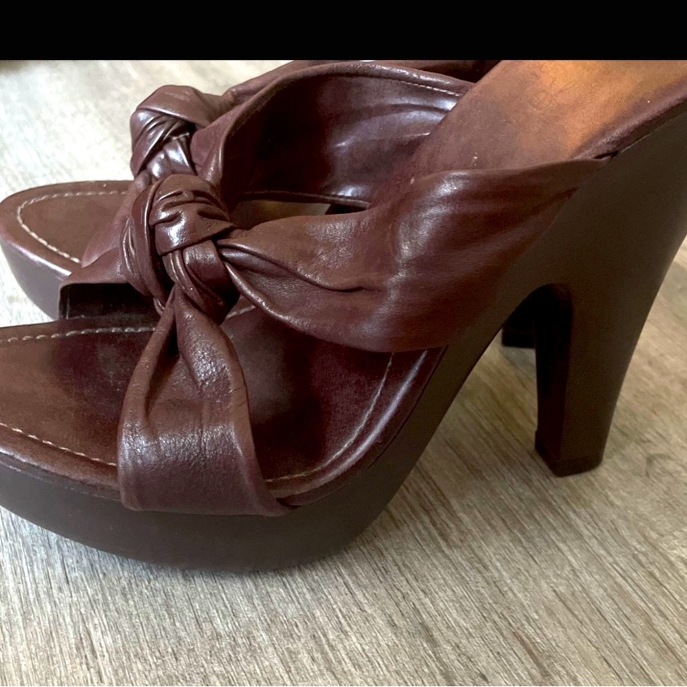 Cathy Jean heel in size 7 1/2- good condition
